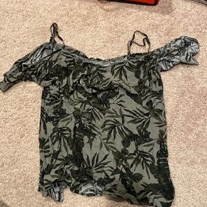 Cropped shoulder cutout tank